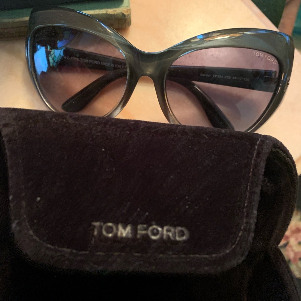 Tom Ford Oversized Grey Cat Eyes Sunglasses